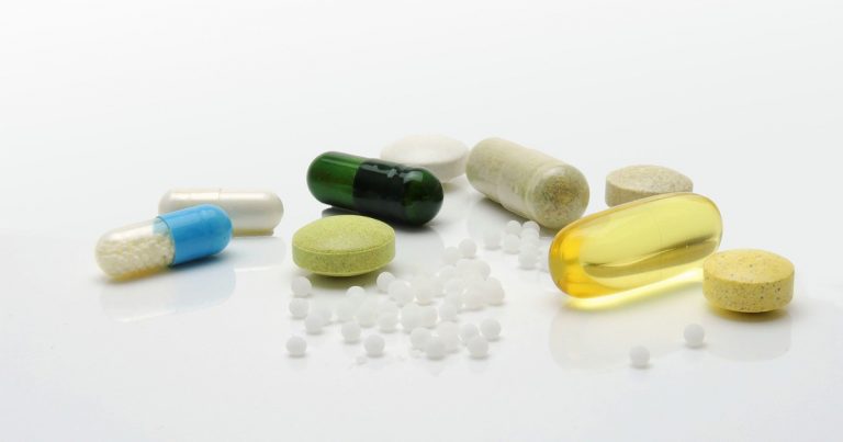Verschiedene Supplements/Nahrungsergänzungsmittel in Pillenform.