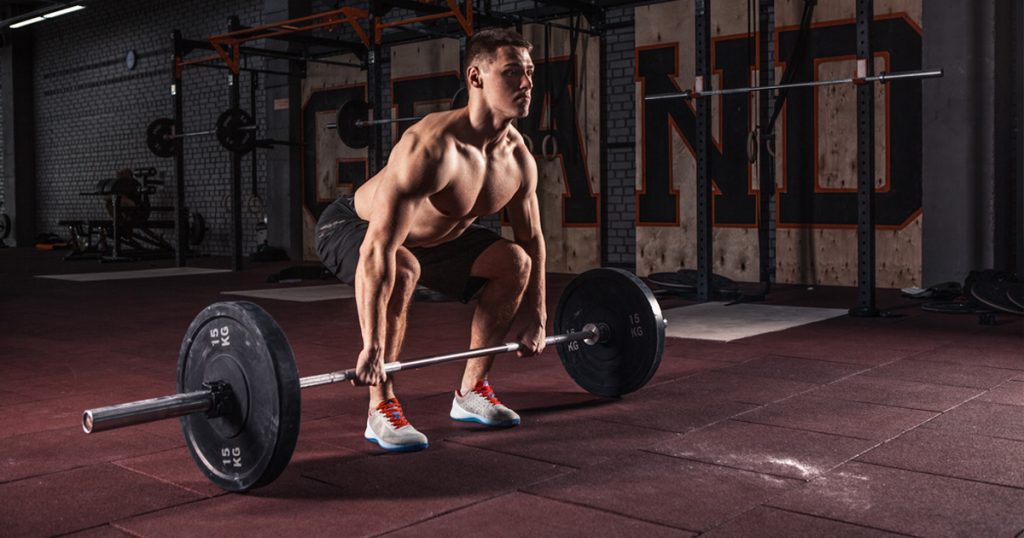 Bodybuilder im Gym, führt schweres Kreuzheben aus, Rückentraining.