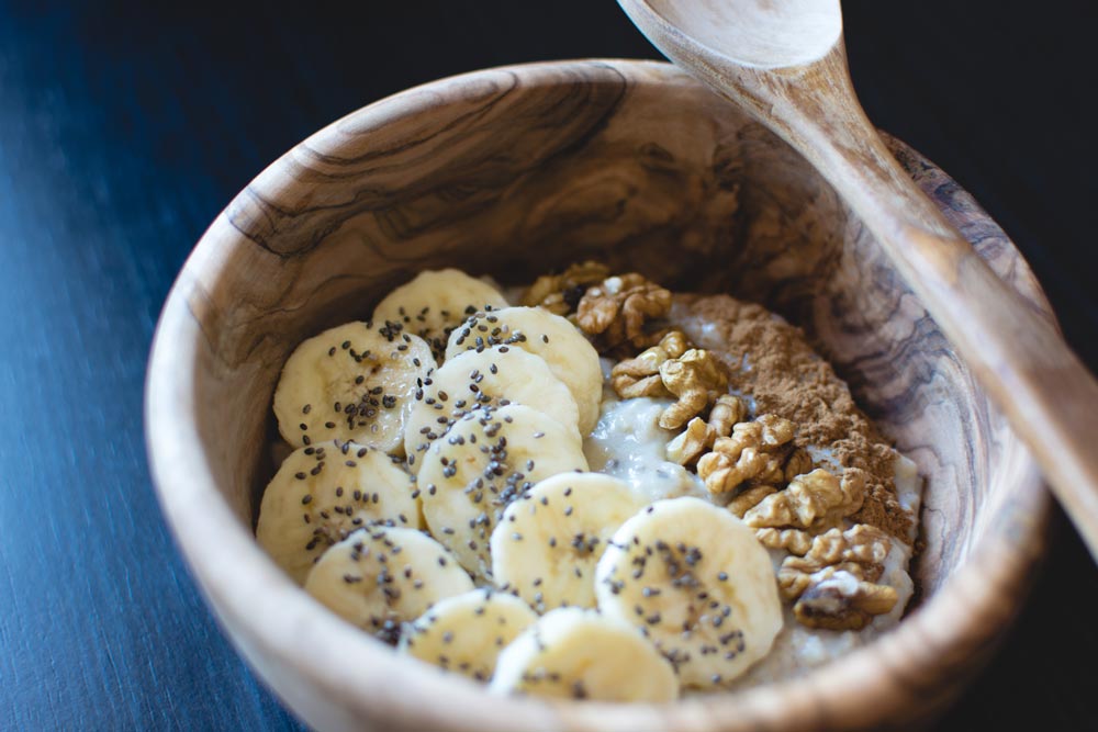 Griechischer Joghurt mit Banane und Walnüssen