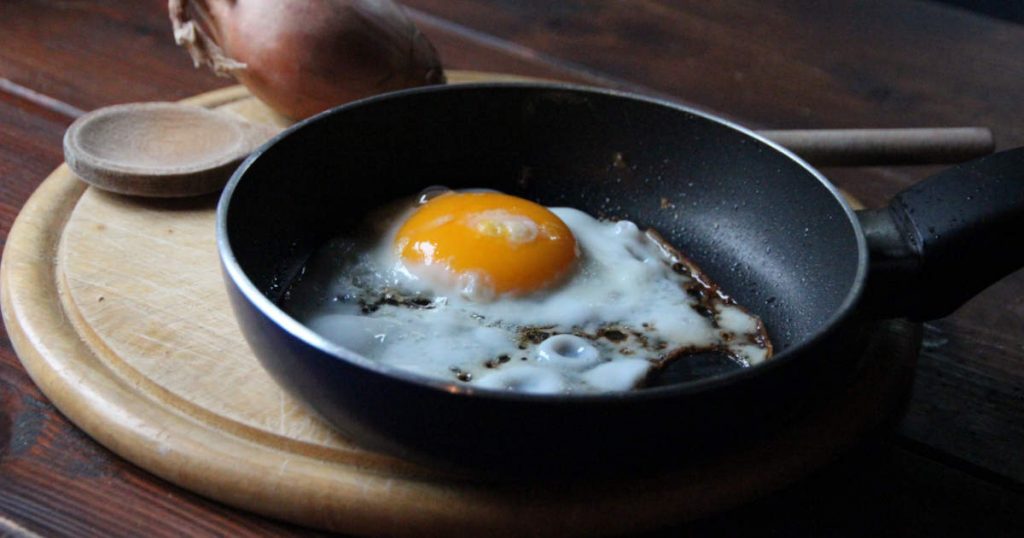 Bratpfanne mit Spiegelei: Schnell Masse aufbauen mit Braten