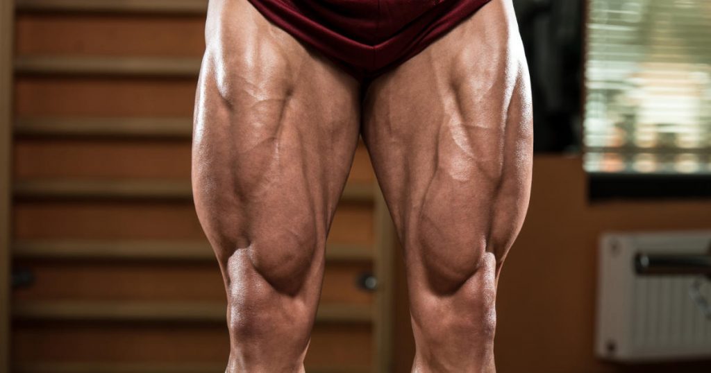 Frontansicht der Beine eines Bodybuilders