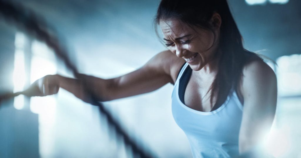 Frau macht HIIT Cardio, Jumping Ropes